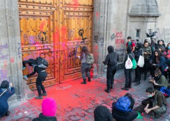 Feministas protestan afuera del Palacio Nacional