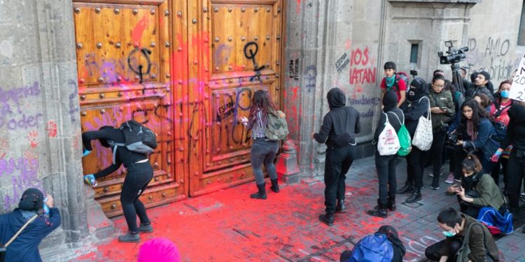 Feministas protestan afuera del Palacio Nacional