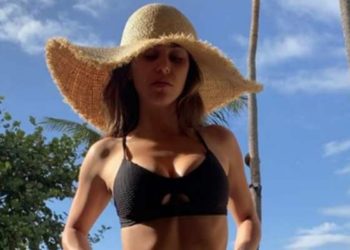 Yanet García feliz y enamorada en la playa
