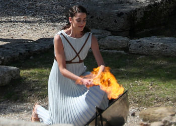 Encienden antorcha olímpica sin espectadores