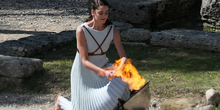 Encienden antorcha olímpica sin espectadores