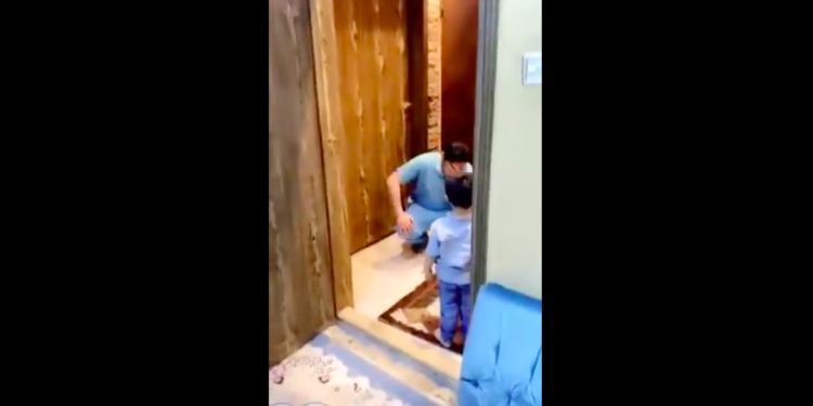 Conmueve llanto de un médico por no poder abrazar a su hijo por Covid-19
