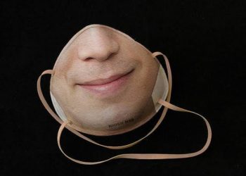 Diseñadora hace cubrebocas personalizados para desbloquear teléfonos con reconocimiento facial