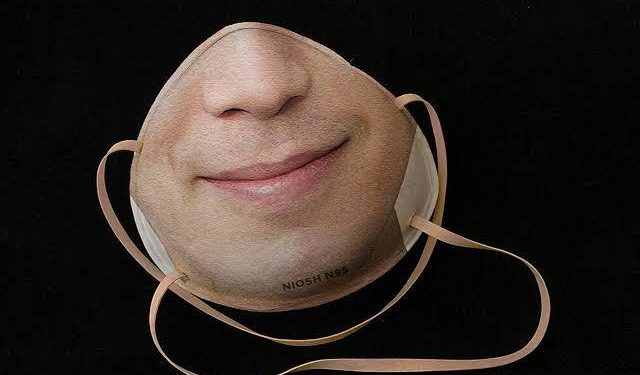 Diseñadora hace cubrebocas personalizados para desbloquear teléfonos con reconocimiento facial