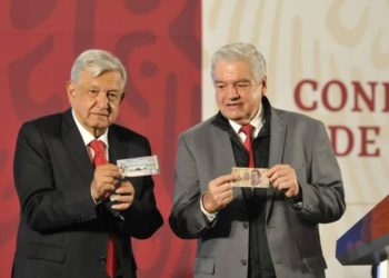 AMLO compra primer boleto de la rifa para el avión presidencial