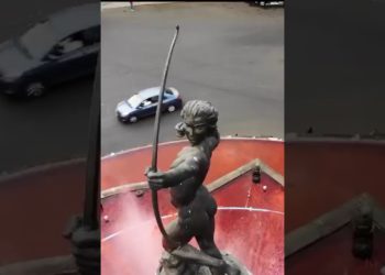 La Diana Cazadora teñida de rojo para honrar víctimas de feminicidios