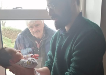 ¡Conmovedor! Abuelito conoce a su nieto por ventana debido al Covid-19