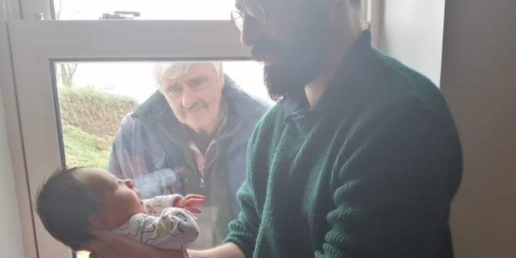 ¡Conmovedor! Abuelito conoce a su nieto por ventana debido al Covid-19
