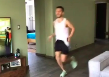 Mexicano corre un maratón en la sala de su casa durante cuarentena por Covid-19