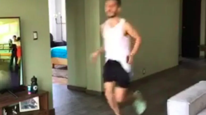 Mexicano corre un maratón en la sala de su casa durante cuarentena por Covid-19