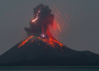 Volcán Krakatau hace erupción, otros 15 registran actividad después, entre ellos el Popocatépetl