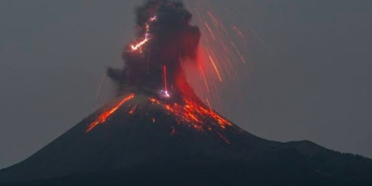 Volcán Krakatau hace erupción, otros 15 registran actividad después, entre ellos el Popocatépetl