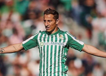 Andrés Guardado dona material médico a hospital de Guadalajara