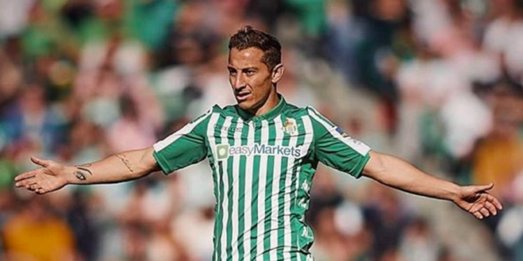 Andrés Guardado dona material médico a hospital de Guadalajara