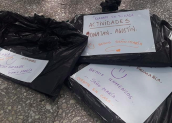 Maestra argentina lleva tarea a alumnos que no tienen acceso a Internet