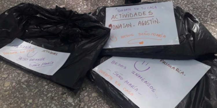 Maestra argentina lleva tarea a alumnos que no tienen acceso a Internet