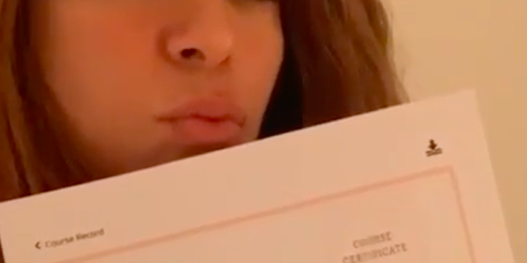 Shakira se gradúa en Filosofía Antigua, durante confinamiento