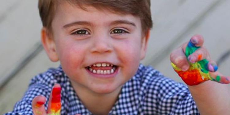 Príncipe Louis de Cambridge, bisnieto de la Reina Isabel II, cumple 2 años