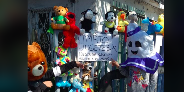 Niño cambia sus juguetes por despensa para su familia en Tijuana y se vuelve viral