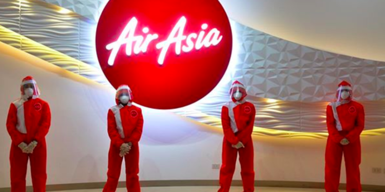 AirAsia, aerolínea asiática presenta su nueva vestimenta ante el Covid-19