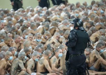 Hacinamiento de reos en El Salvador genera indignación