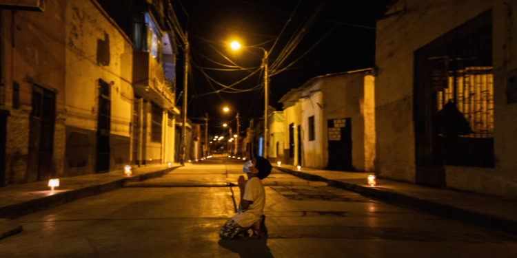 Niño en Perú sale a la calle a pedirle a Dios que pare el coronavirus