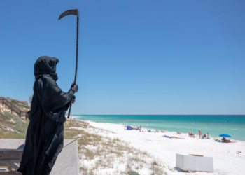 La Muerte se pasea en las playas de Florida para ahuyentar a turistas, tras reapertura
