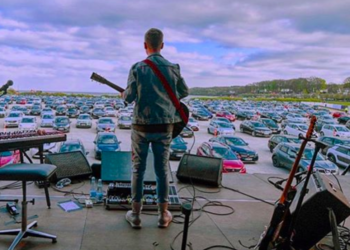 Dinamarca realiza primer concierto con público al interior de sus autos
