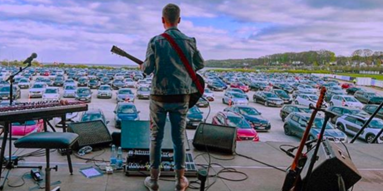 Dinamarca realiza primer concierto con público al interior de sus autos