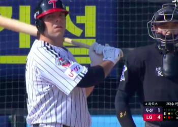 Exitoso debut del mexicano Roberto Ramos en béisbol de Corea