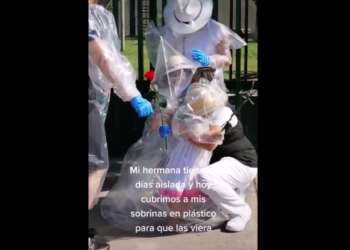 Hijas de enfermera en Chihuahua se cubren con plástico para abrazar a su madre