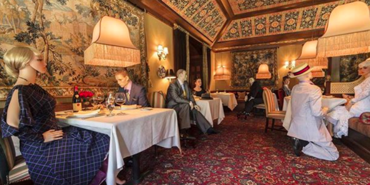 Restaurante usará maniquíes para mantener distancia social entre sus clientes en EEUU