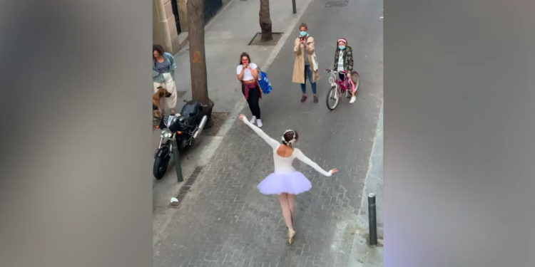 Bailarina interpreta «El Lago de los Cisnes» en las calles de Madrid