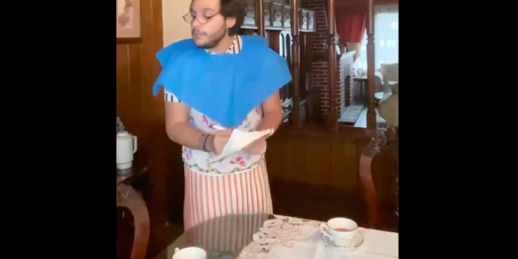 Paco de Miguel imita a el servicio de meseras de Sanborns y rompe el internet