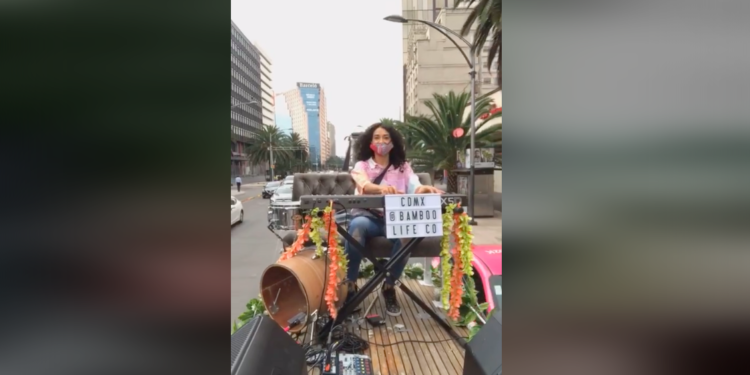 ¡Wow! Flor Amargo ofrece concierto recorriendo las calles de la #CDMX, manteniendo la «sana distancia»