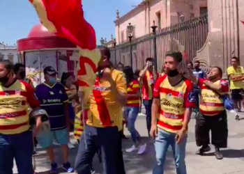 Aficionados olvidan sana distancia y salen a marchar para que Monarcas se quede en Morelia