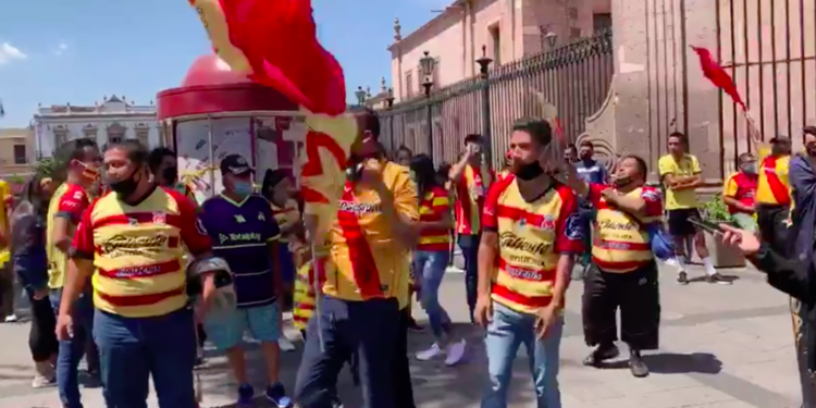 Aficionados olvidan sana distancia y salen a marchar para que Monarcas se quede en Morelia
