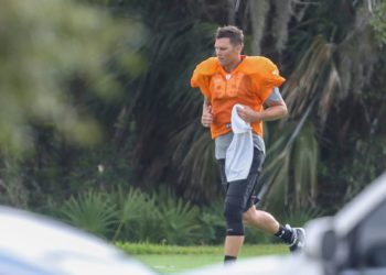 ¡Oficial! Tom Brady entrena por primera vez con los Buccaneers como mariscal