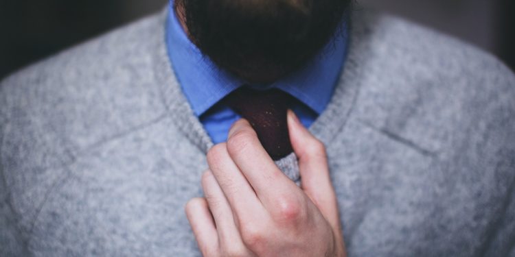 Sin barba, bigote, corbata, ni joyería; así será el regreso a la “nueva normalidad” laboral