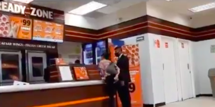 Surge Lady Pizza, mujer agrede a personal de restaurante que le pidieron usar cubrebocas