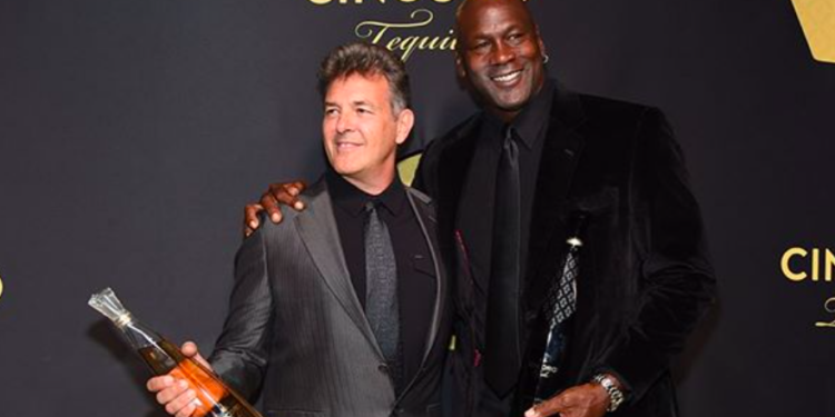 Michael Jordan lanza «Cincoro», su propia marca de tequila con agave de Jalisco