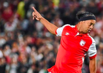 Ronaldinho podría regresar al futbol dirigido por Maradona