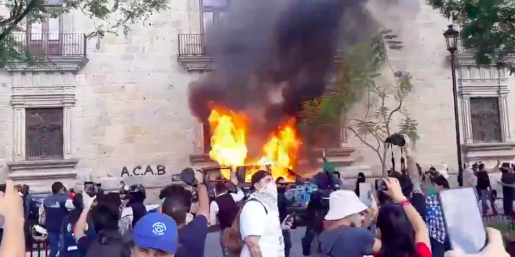 Protesta por justicia para Giovanni López se sala de control, hay disturbios en Jalisco