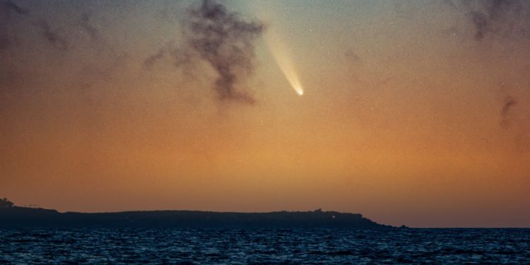 Mexicano captura al cometa Neowise en Cancún y la NASA retoma la foto