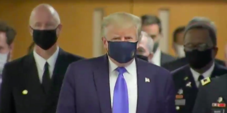 Por primera vez Trump usa cubrebocas durante visita a hospital
