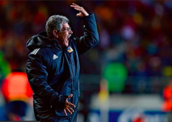 «Tuca» Ferreti ignoró los protocolos de salud en Copa GNP; fumó, escupió y no usó cubrebocas