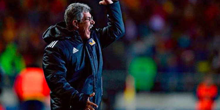 «Tuca» Ferreti ignoró los protocolos de salud en Copa GNP; fumó, escupió y no usó cubrebocas