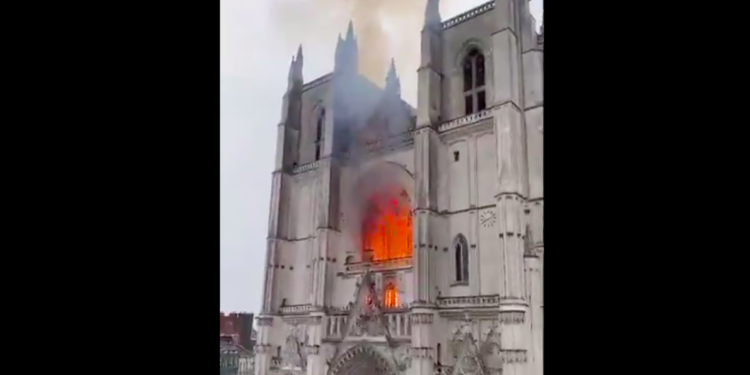 Incendio en la catedral gótica de Nantes en Francia, controlan fuego y reportan graves pérdidas