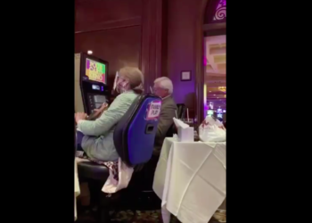 Captan al gobernador de Baja California Jaime Bonilla jugando en un casino en San Diego