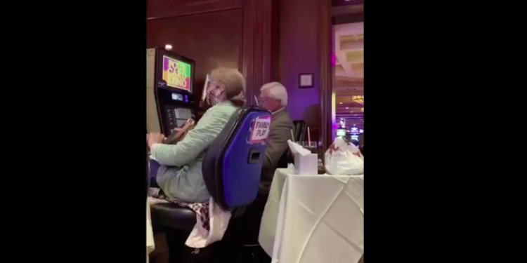Captan al gobernador de Baja California Jaime Bonilla jugando en un casino en San Diego